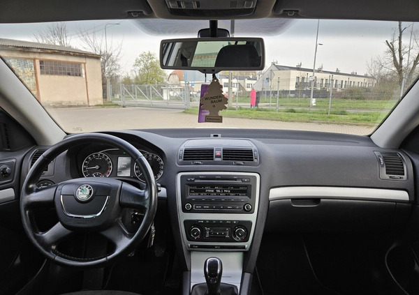 Skoda Octavia cena 20000 przebieg: 358000, rok produkcji 2013 z Legnica małe 92